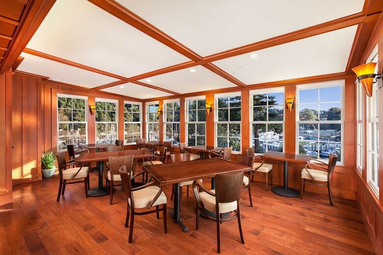 Posada Noyo Harbor Inn Restaurant And Tavern