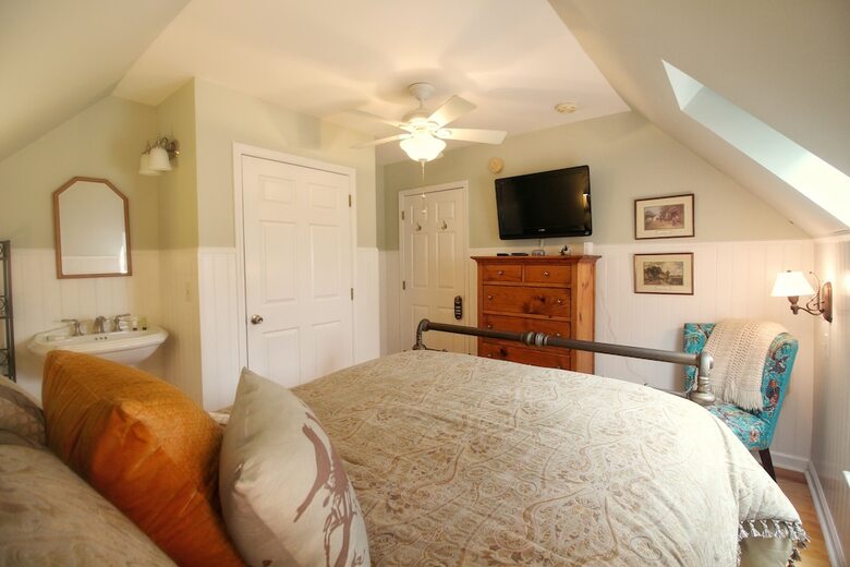 Bed & Breakfast Tudor Oaks Inn