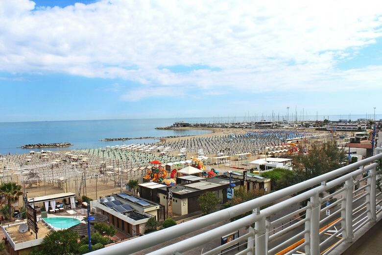 Hotel Lungomare Cattolica