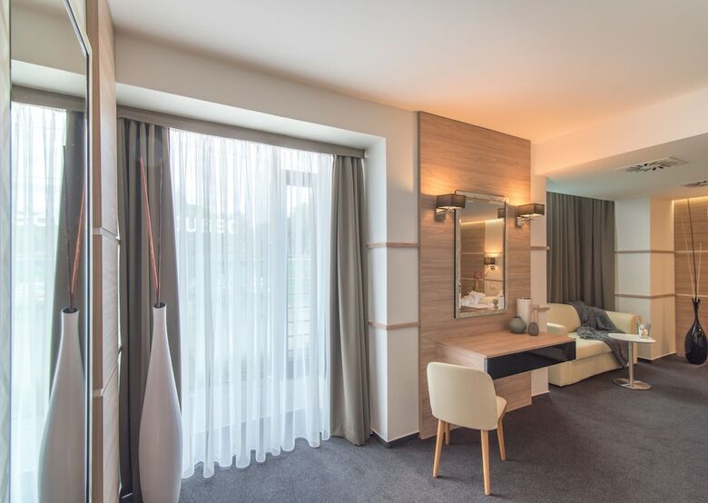 Hotel Zena Beauty & Shopping Center