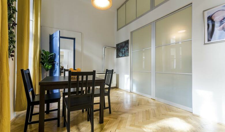 Chic Tarragon Apartments