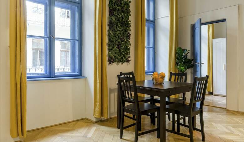 Chic Tarragon Apartments