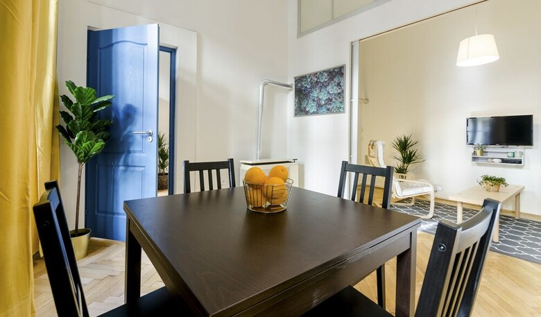 Chic Tarragon Apartments
