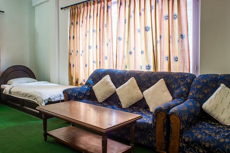 Hotel Giri Guest House