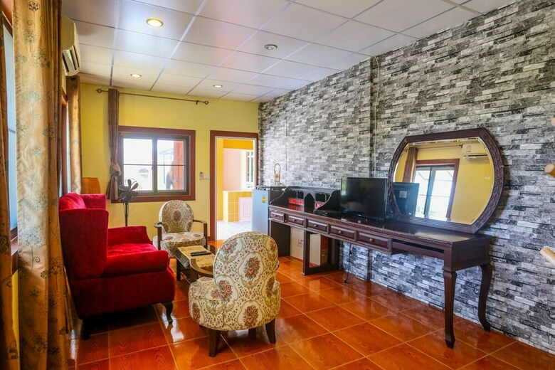 Hotel Phalaburi Resort