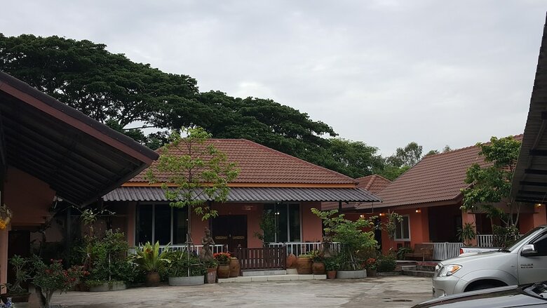Hotel Phalaburi Resort