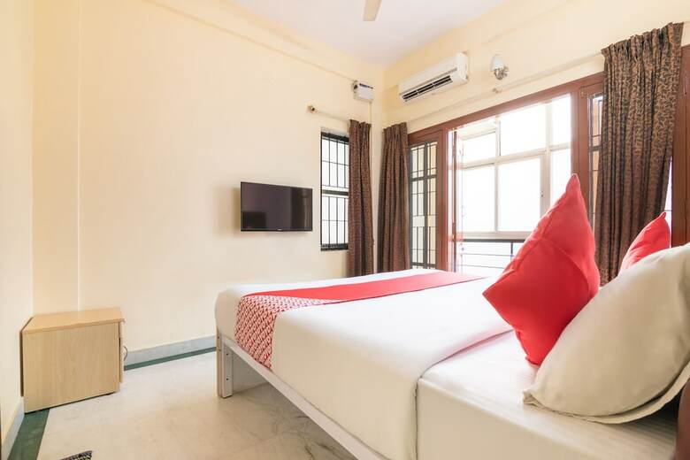 Hotel Oyo 5379 Crown White House