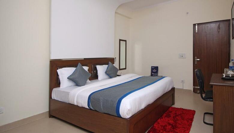 Hotel Oyo 9273 Surya Palace
