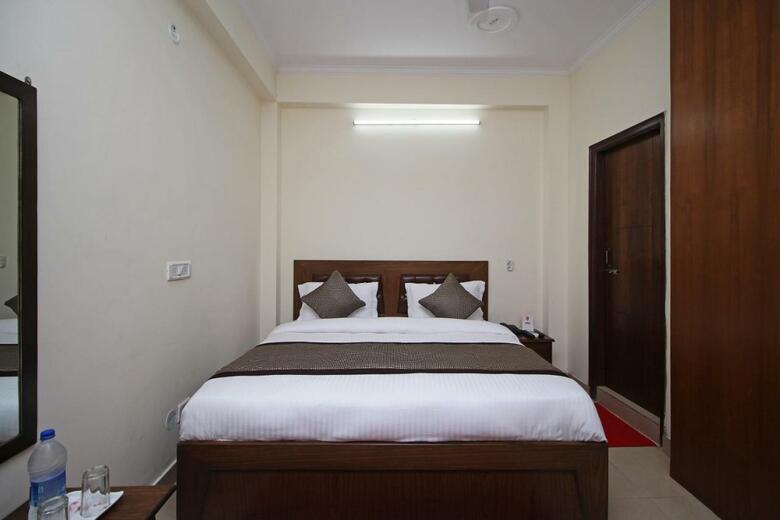 Hotel Oyo 9273 Surya Palace