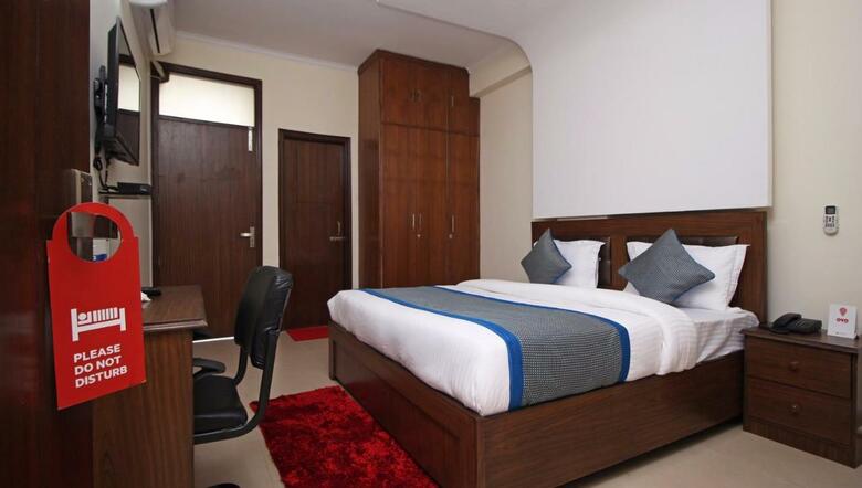 Hotel Oyo 9273 Surya Palace