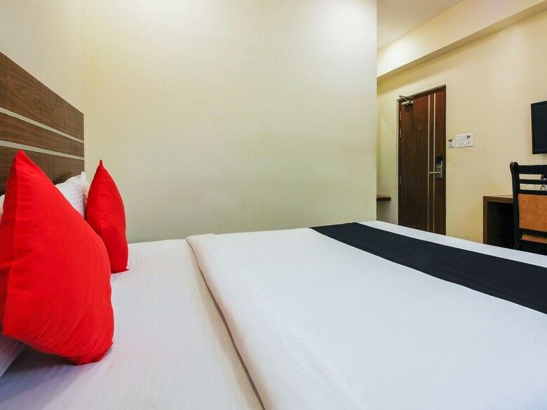 Oyo 8941 Hotel Golden Leaves