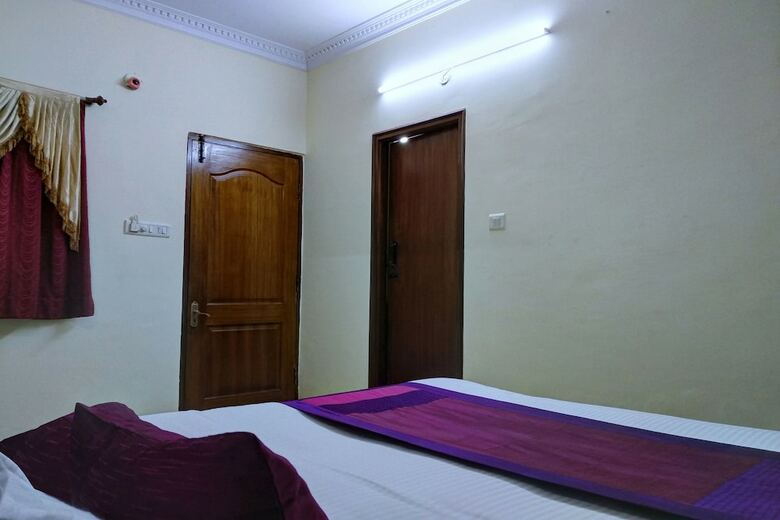 Hotel Oyo 10435 Star Deluxe Lodge