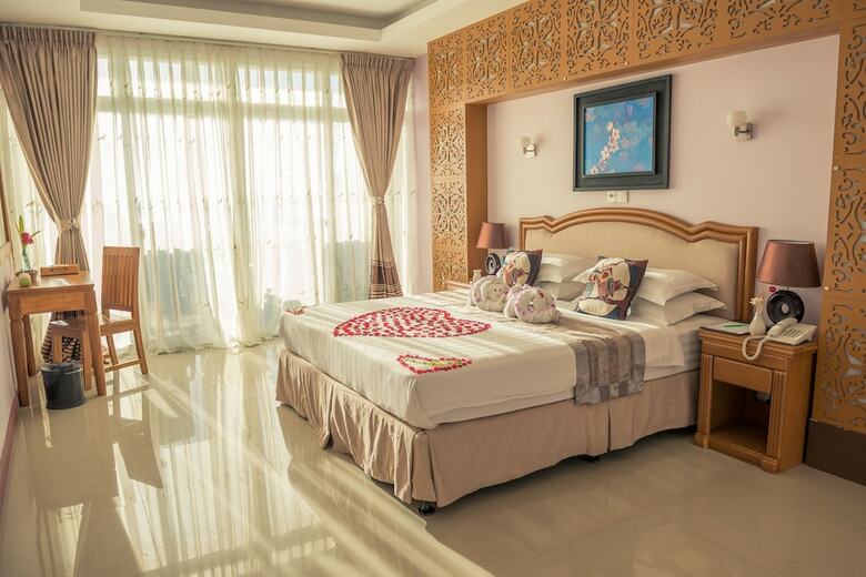 Ocean Blue Ngwe Saung Beach Hotel