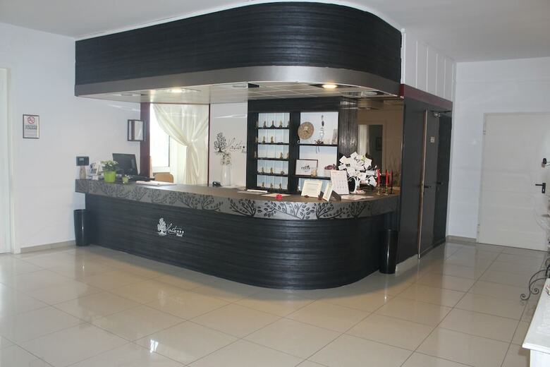 Hotel Hasta Resort