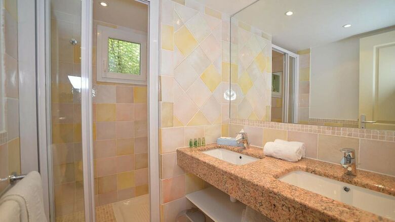 Hotel H�tel Les Flots Bleus