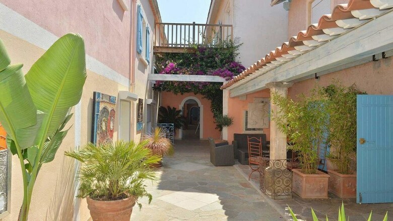 Hotel H�tel Les Flots Bleus