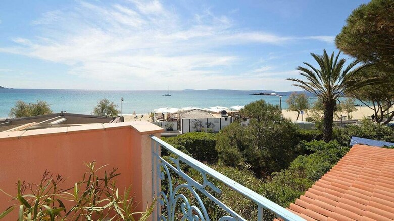 Hotel H�tel Les Flots Bleus