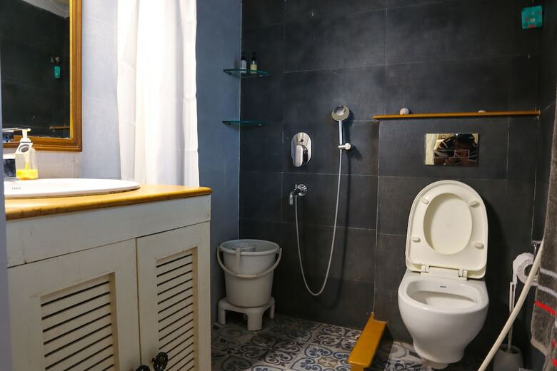 Hotel 5/4 - Calcutta's Freshest Bnb