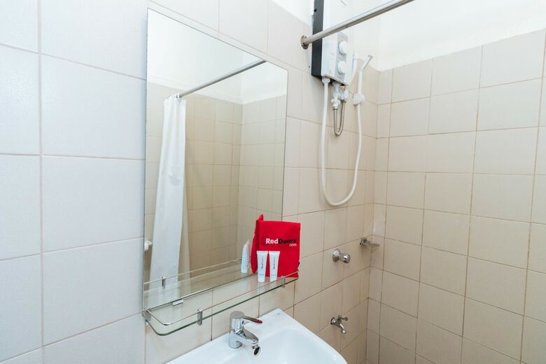 Hotel Reddoorz @ San Antonio Makati