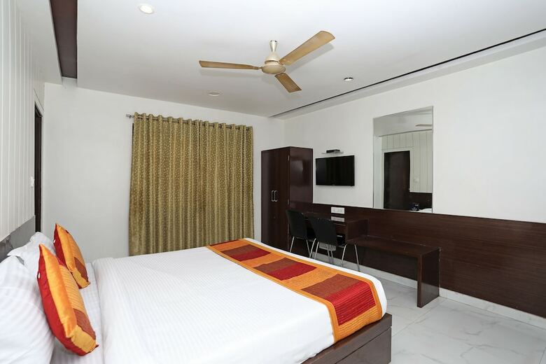 Oyo 10277 Hotel Delux Golden