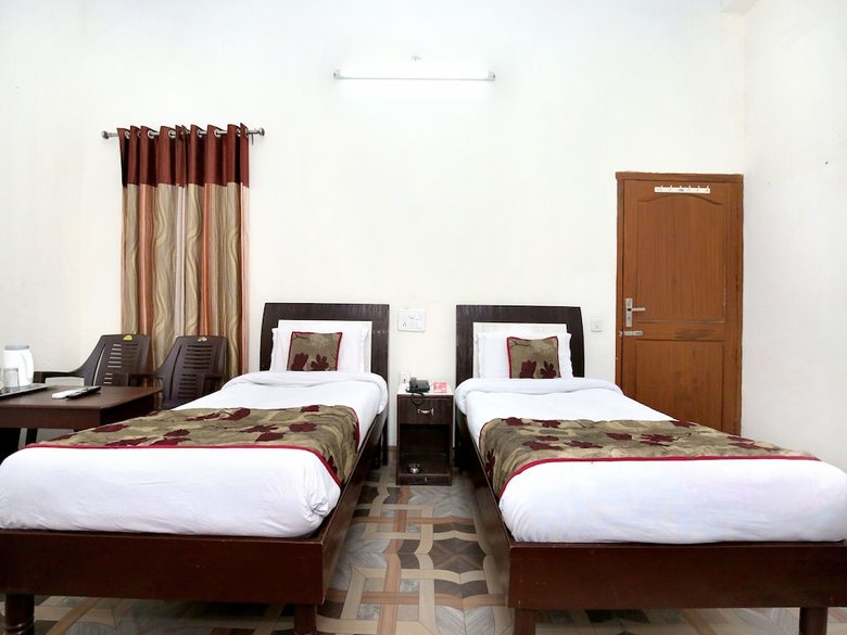 Oyo 7609 Hotel Dolphin