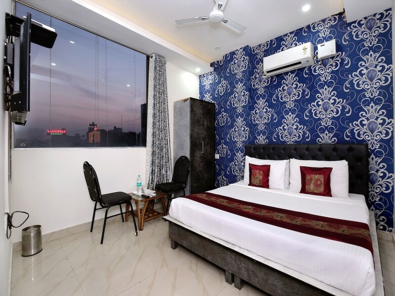 Oyo 7100 Hotel Crossroads
