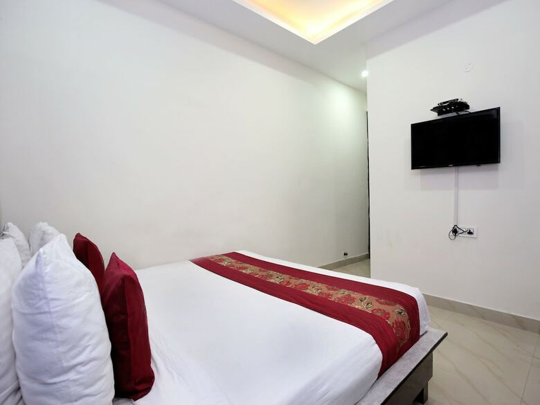 Oyo 7100 Hotel Crossroads