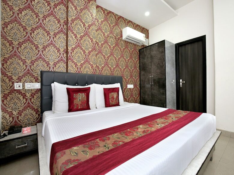 Oyo 7100 Hotel Crossroads