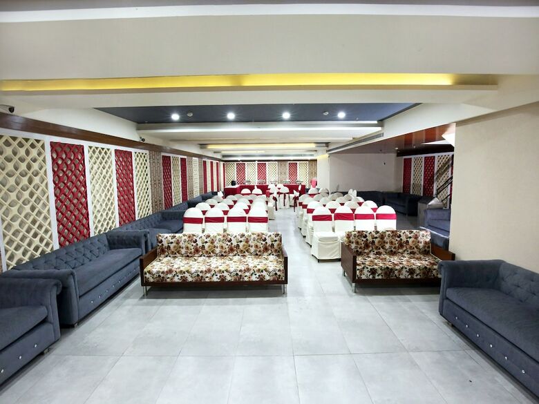 Oyo 7100 Hotel Crossroads