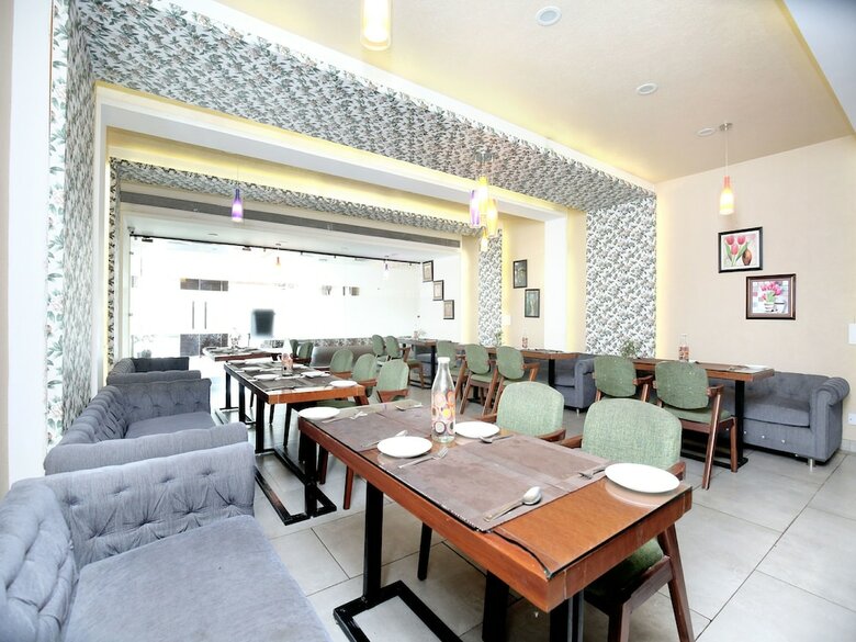 Oyo 7100 Hotel Crossroads