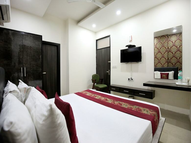 Oyo 7100 Hotel Crossroads