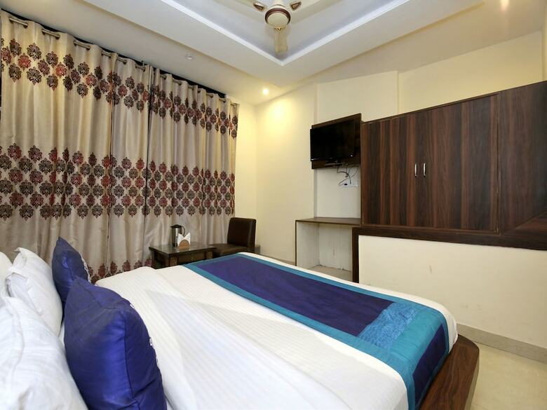Oyo 10145 Hotel Jk