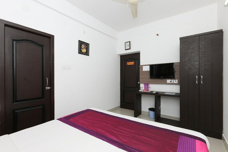 Hotel Oyo 4357 The Mangrove Wood Residency