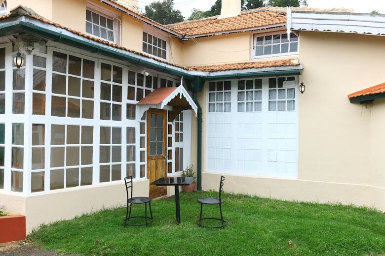 Hotel Oyo 9080 Hillwood Cottages