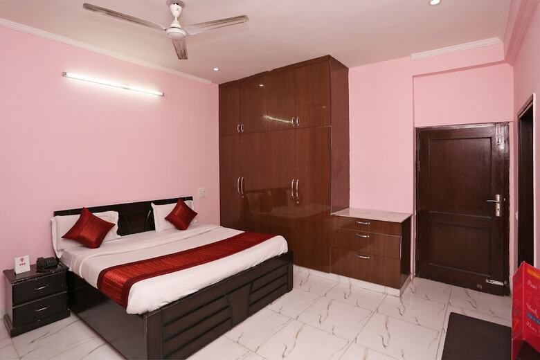 Hotel Oyo 7526 Rising Star Sec 45