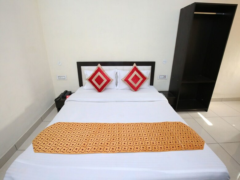 Oyo 9323 Hotel Sidana Solitaires
