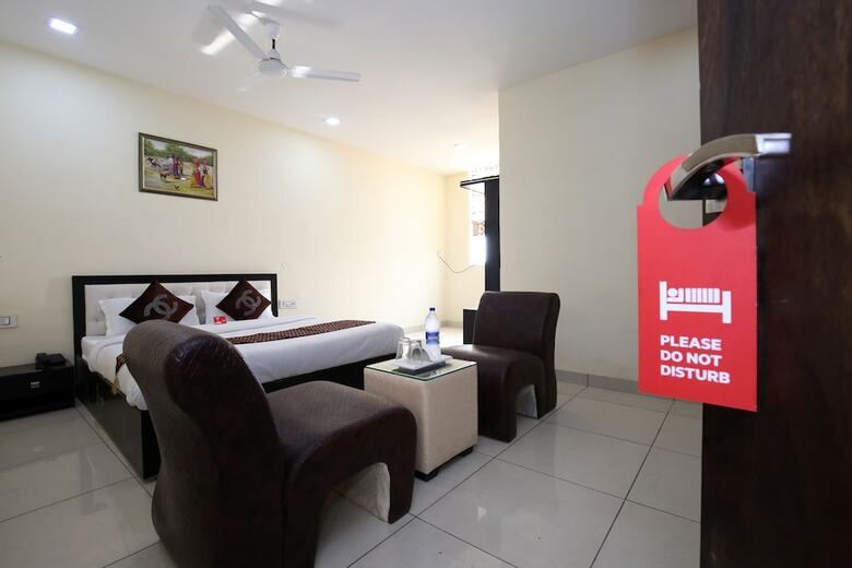 Oyo 9323 Hotel Sidana Solitaires