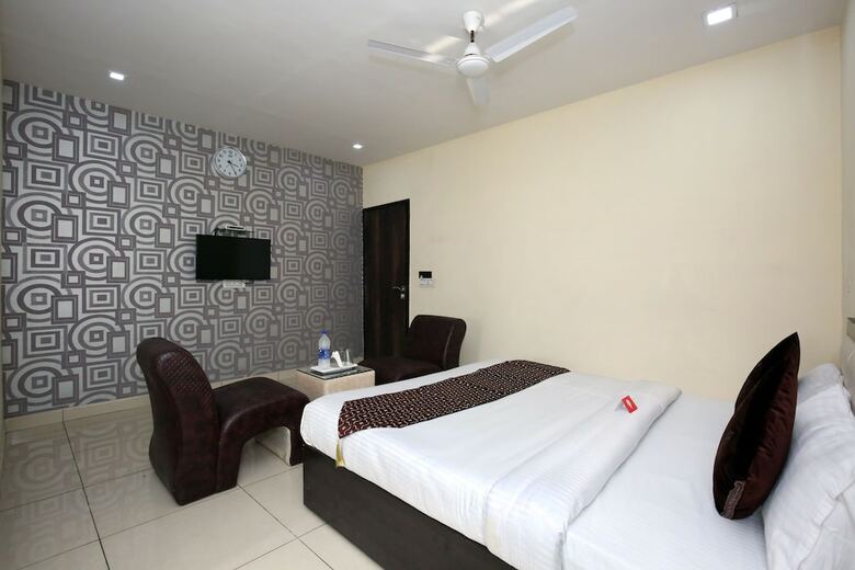 Oyo 9323 Hotel Sidana Solitaires