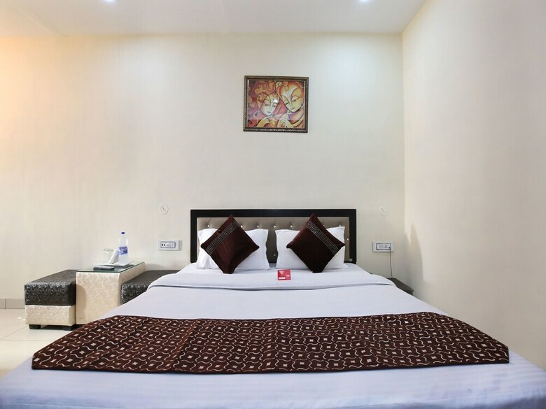 Oyo 9323 Hotel Sidana Solitaires