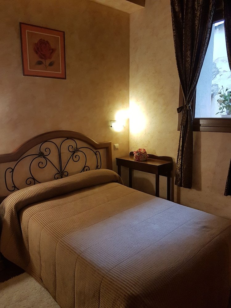 Hostal Segovia