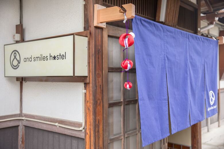 Hostal And Smiles Hostel
