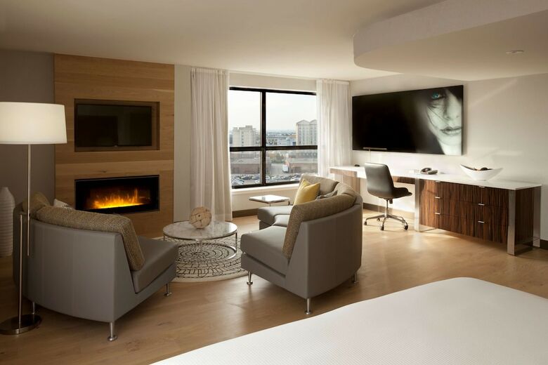 Hilton Toronto Airport Hotel & Suites
