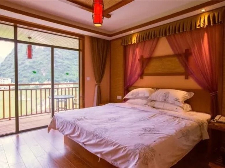 Hostal Bluesky Hotel & Resort