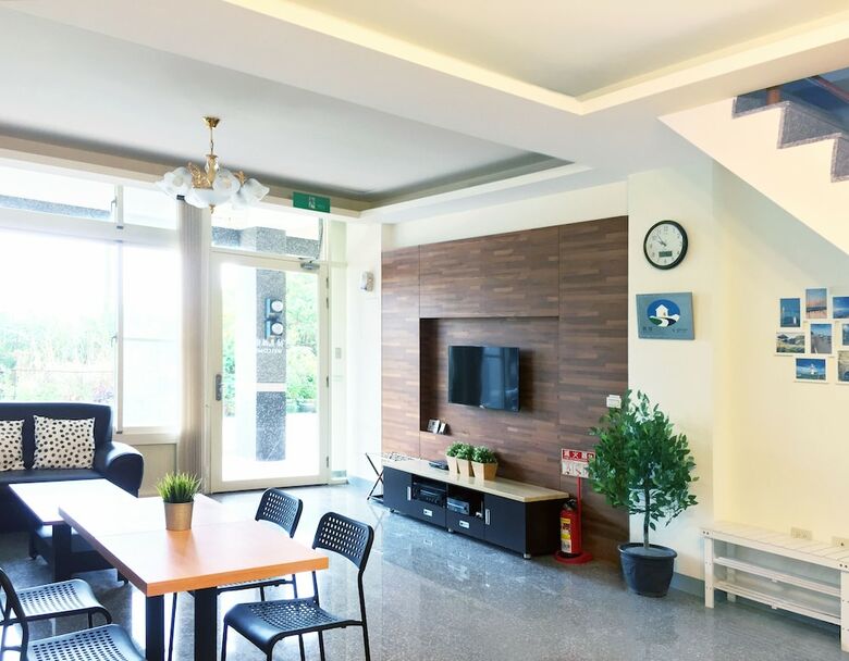 Migratory Birds Hotel