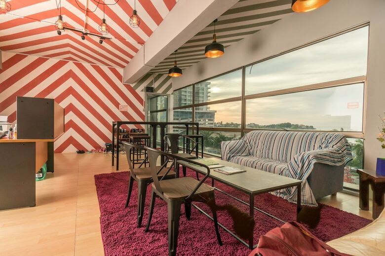 Seaview Capsule Hotel - Hostel