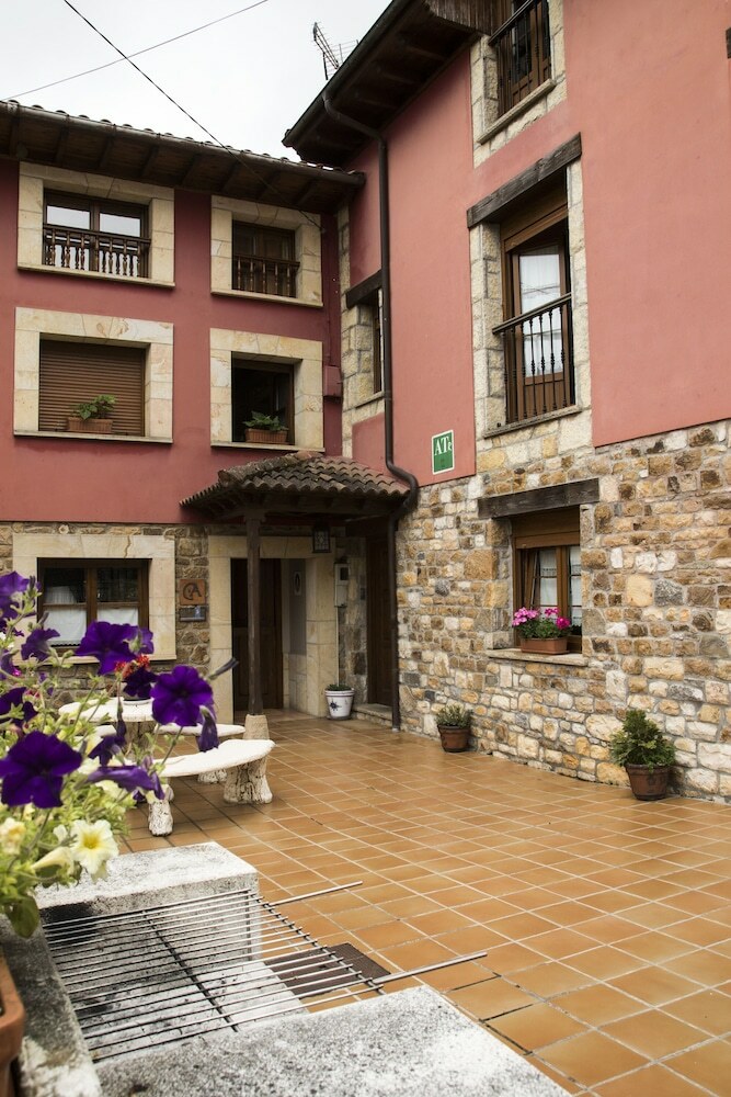 Apartamentos La Regoria