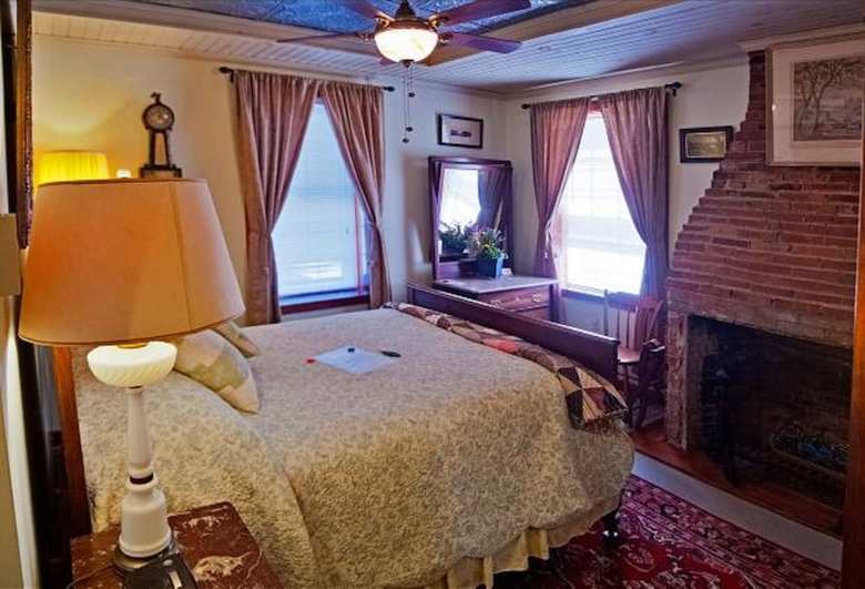 Bed & Breakfast Old Winterport Commercial House
