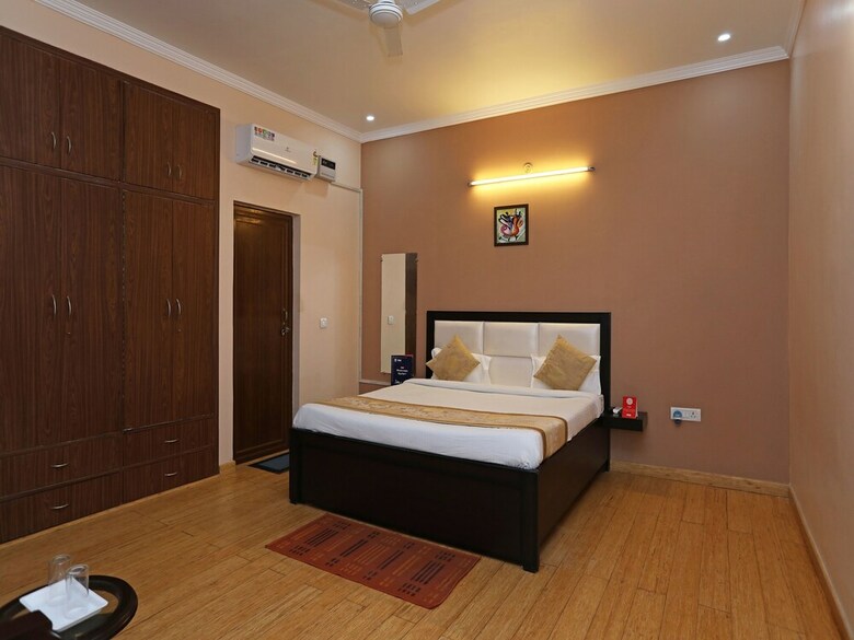 Hotel Oyo 9341 Mascot Pentazz
