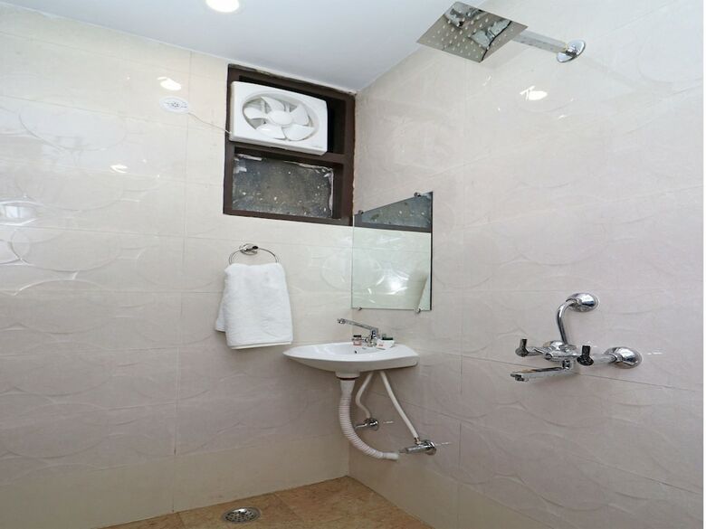 Oyo 11593 Hotel Aman Guest House