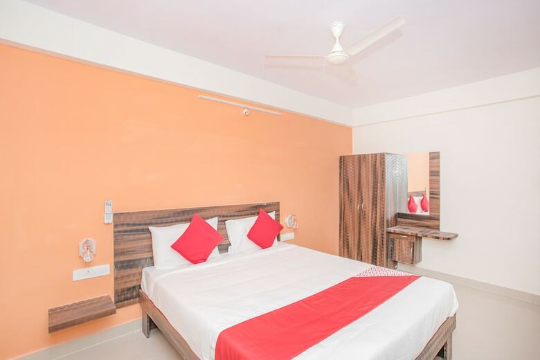 Oyo 10475 Pmr Hotel